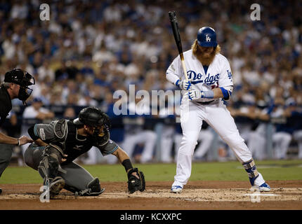 Los Angeles, California, USA. 6 Ottobre, 2017. Los Angeles Dodgers Justin Turner (10) durante il gioco 1 del NLDS contro l'Arizona Diamondbacks su ottobre 06, 2017, presso il Dodger Stadium di Los Angeles, CA. Los Angeles Dodgers ha vinto il gioco 9-5.ARMANDO ARORIZO. Credito: Armando Arorizo/Prensa Internacional/ZUMA filo/Alamy Live News Foto Stock