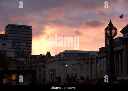 Londra, Regno Unito. Il 7 ottobre, 2017. Cielo rosa al tramonto su Trafalgar Square a Londra Credito: Keith Larby/Alamy Live News Foto Stock