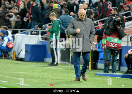 Mosca, Russia - 7 ottobre 2017. L'allenatore russo della squadra di calcio nazionale Stanislav Cherchesov festeggia il primo gol durante la prova internazionale contro la Corea del Sud allo stadio della VEB Arena di Mosca. Credit: Alizada Studios/Alamy Live News Foto Stock