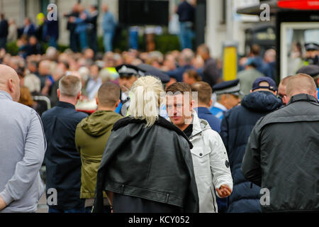 Londra, UK. Il 7 ottobre 2017. Estrema destra attivista Tommy Robinson si unisce alla folla in Football Lads Alliance marzo contro l'estremismo in centro a Londra. David Rowe/ Alamy Live News Foto Stock