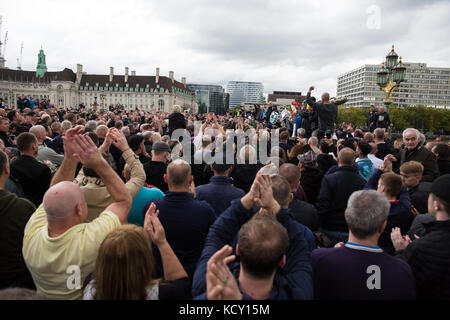 Londra, Regno Unito. 7 ottobre 2017. Migliaia di sostenitori della Football Lads Alliance (FLA) e dei veterani contro il terrorismo sul ponte di Westminster alla fine del secondo 'Arch Against Extremism' da Park Lane. La FLA è stata formata in seguito all'attacco terroristico del London Bridge il 3 giugno. Credit: Mark Kerrison/Alamy Live News Foto Stock