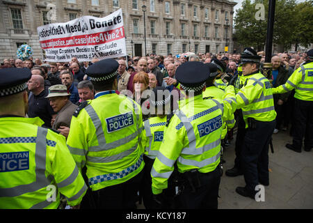 Londra, Regno Unito. 7 ottobre 2017. I sostenitori della Football Lads Alliance (FLA) passano oltre gli attivisti antirazzisti da Stand Up a Racism fuori Downing Street durante il loro secondo 'Arch Against Extremism' da Park Lane a Westminster Bridge. La FLA è stata formata in seguito all'attacco terroristico del London Bridge il 3 giugno. Credit: Mark Kerrison/Alamy Live News Foto Stock