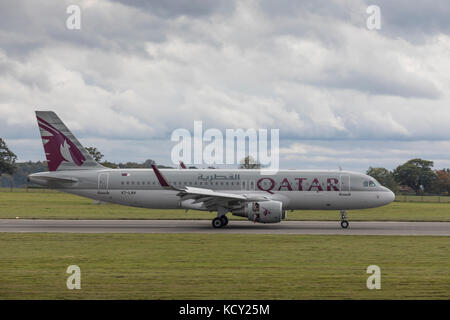 Luton, Regno Unito. 7 ottobre 2017. Qatar Airways Airbus A320, A7-LAH, atterra all'aeroporto di Londra Luton alle 13:00 di sabato 7 ottobre 2017 da Mahon nell'ambito del programma di volo dell'Autorità per l'aviazione civile per riportare i passeggeri a seguito dell'amministrazione di Monarch Airlines. Crediti: Nick Whittle/Alamy Live News Foto Stock