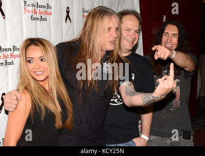 Studio city, Stati Uniti d'America. 06 ott 2017. suzanne le e Sebastian Bach e eddie tronco arriva al 3° annuale "ciotola 4 ronnie' celebrity Bowling tournament, che beneficiano del "Ronnie James Dio di alzarsi in piedi e gridare il cancro fondo' raiser al pinz bowling center in studio city il 6 ottobre 2017. Credito: la foto di accesso/alamy live news Foto Stock