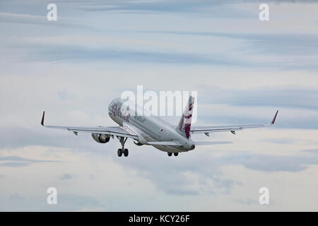 Luton, Regno Unito. 7 ottobre 2017. Qatar Airways Airbus A320, A7-LAH, decollo dall'aeroporto London Luton sulla rotta per Birmingham. L'aeromobile viene utilizzato come parte del programma di volo dell'Autorità per l'aviazione civile per riportare indietro i passeggeri dopo l'amministrazione di Monarch Airlines. Crediti: Nick Whittle/Alamy Live News Foto Stock