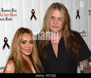 Studio city, Stati Uniti d'America. 06 ott 2017. suzanne le e Sebastian Bach arriva al 3° annuale "ciotola 4 ronnie' celebrity Bowling tournament, che beneficiano del "Ronnie James Dio di alzarsi in piedi e gridare il cancro fondo' raiser al pinz bowling center in studio city il 6 ottobre 2017. Credito: la foto di accesso/alamy live news Foto Stock