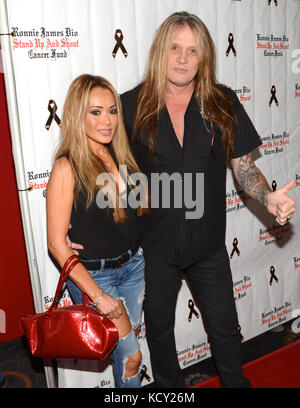 Studio city, Stati Uniti d'America. 06 ott 2017. suzanne le e Sebastian Bach arriva al 3° annuale "ciotola 4 ronnie' celebrity Bowling tournament, che beneficiano del "Ronnie James Dio di alzarsi in piedi e gridare il cancro fondo' raiser al pinz bowling center in studio city il 6 ottobre 2017. Credito: la foto di accesso/alamy live news Foto Stock