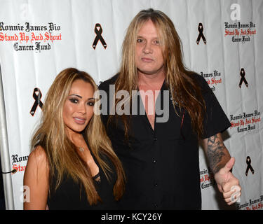 Studio city, Stati Uniti d'America. 06 ott 2017. suzanne le e Sebastian Bach arriva al 3° annuale "ciotola 4 ronnie' celebrity Bowling tournament, che beneficiano del "Ronnie James Dio di alzarsi in piedi e gridare il cancro fondo' raiser al pinz bowling center in studio city il 6 ottobre 2017. Credito: la foto di accesso/alamy live news Foto Stock