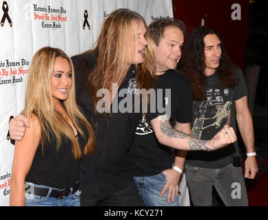 Studio city, Stati Uniti d'America. 06 ott 2017. suzanne le e Sebastian Bach e eddie tronco arriva al 3° annuale "ciotola 4 ronnie' celebrity Bowling tournament, che beneficiano del "Ronnie James Dio di alzarsi in piedi e gridare il cancro fondo' raiser al pinz bowling center in studio city il 6 ottobre 2017. Credito: la foto di accesso/alamy live news Foto Stock