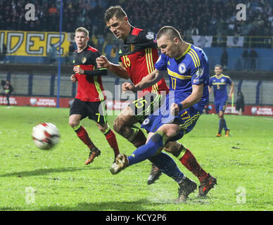 Sarajevo, BIH. 7 ottobre 2017. Haris Duljevic (R) di Bosnia ed Erzegovina si è scontrato con Thomas Meunler (2° L) del Belgio durante la partita del gruppo H delle qualificazioni alla Coppa del mondo FIFA Russia 2018 tra Bosnia ed Erzegovina (BIH) e Belgio a Sarajevo, BIH, il 7 ottobre 2017. Il Belgio ha vinto 4-3. Crediti: Haris Memija/Xinhua/Alamy Live News Foto Stock