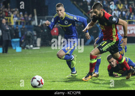 Sarajevo, BIH. 7 ottobre 2017. Ognjen Vranjes (L) della Bosnia-Erzegovina si scontrò con Yannick Carrasco (R) del Belgio durante la partita del gruppo H di qualificazione ai Mondiali di calcio della Russia 2018 tra Bosnia-Erzegovina (BIH) e Belgio a Sarajevo, BIH, il 7 ottobre 2017. Il Belgio ha vinto 4-3. Crediti: Haris Memija/Xinhua/Alamy Live News Foto Stock