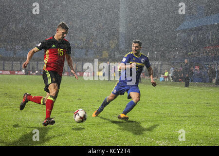 Sarajevo, BIH. 7 ottobre 2017. Sead Kolasinac (R) di Bosnia ed Erzegovina visse con Thomas Meunier (L) del Belgio durante la partita del gruppo H delle qualificazioni alla Coppa del mondo FIFA Russia 2018 tra Bosnia ed Erzegovina (BIH) e Belgio a Sarajevo, BIH, il 7 ottobre 2017. Il Belgio ha vinto 4-3. Crediti: Haris Memija/Xinhua/Alamy Live News Foto Stock