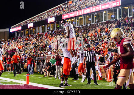 Chestnut Hill, messa. Il 7 ottobre, 2017. Virginia Tech Hokies offensivo affrontare Yosuah Nijman (69) solleva il running back Travon McMillian (34) dopo i punteggi McMillian un touchdown durante il NCAA division 1 partita di calcio tra la Virginia Tech Hokies e il Boston College Eagles, tenutosi a Alumni Stadium, in Chestnut Hill, messa. Eric Canha/CSM/Alamy Live News Foto Stock