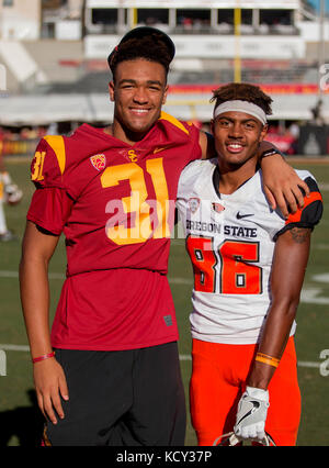 Los Angeles, CA, Stati Uniti d'America. 07 ott 2017. Ex Cattedrale Phantom high school di squadra, USC fuori linebacker (31) Hunter Echols e Oregon State wide receiver (86) Andre Bodden scattare una foto insieme dopo un gioco tra la Oregon State castori vs USC Trojans sabato 7 ottobre 2017 presso il Los Angeles Memorial Coliseum di Los Angeles, California. USC sconfitto Oregon state 38-10. (Obbligatorio Credito: Juan Lainez/MarinMedia.org/Cal Sport Media) (completare il fotografo e il credito richiesto) Credito: csm/Alamy Live News Foto Stock