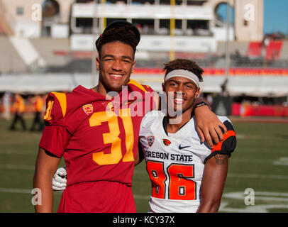 Los Angeles, CA, Stati Uniti d'America. 07 ott 2017. Ex Cattedrale Phantom high school di squadra, USC fuori linebacker (31) Hunter Echols e Oregon State wide receiver (86) Andre Bodden scattare una foto insieme dopo un gioco tra la Oregon State castori vs USC Trojans sabato 7 ottobre 2017 presso il Los Angeles Memorial Coliseum di Los Angeles, California. USC sconfitto Oregon state 38-10. (Obbligatorio Credito: Juan Lainez/MarinMedia.org/Cal Sport Media) (completare il fotografo e il credito richiesto) Credito: csm/Alamy Live News Foto Stock