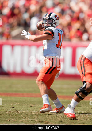 Los Angeles, CA, Stati Uniti d'America. 07 ott 2017. Oregon State quarterback (10) Darell Garretson guarda per un ricevitore aperto durante un gioco tra la Oregon State castori vs USC Trojans sabato 7 ottobre 2017 presso il Los Angeles Memorial Coliseum di Los Angeles, California. USC sconfitto Oregon state 38-10. (Obbligatorio Credito: Juan Lainez/MarinMedia.org/Cal Sport Media) (completare il fotografo e il credito richiesto) Credito: csm/Alamy Live News Foto Stock