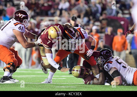 Chestnut Hill, messa. Il 7 ottobre, 2017. Virginia Tech Hokies running back Coleman Fox (16) viene trascinato verso il basso dal Boston college Eagles difensivo fine Harold Landry (7) e il linebacker John Lamot (28) durante il NCAA division 1 partita di calcio tra la Virginia Tech Hokies e il Boston College Eagles, tenutosi a Alumni Stadium, in Chestnut Hill, messa. Virginia Tech sconfigge il Boston College 23-10. Eric Canha/CSM/Alamy Live News Foto Stock