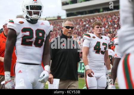 Tallahassee, Florida, Stati Uniti d'America. Il 7 ottobre, 2017. MONICA HERNDON | Orari.Miami Hurricanes head coach lascia il campo prima del tempo di emisaturazione durante la Florida State Seminoles giochi contro gli uragani di Miami il 7 ottobre 2017, a Doak Campbell Stadium di Tallahassee, Florida Credit: Monica Herndon/Tampa Bay volte/ZUMA filo/Alamy Live News Foto Stock