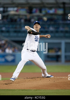 Los Angeles, California, USA. Il 7 ottobre, 2017. Los Angeles Dodgers lanciatore collina ricca genera un passo durante il gioco 2 del NLDS contro l'Arizona Diamondbacks su 07 ottobre 2017, presso il Dodger Stadium di Los Angeles, California.Los Angeles Dodgers ha vinto il gioco 8-5.ARMANDO ARORIZO. Credito: Armando Arorizo/Prensa Internacional/ZUMA filo/Alamy Live News Foto Stock