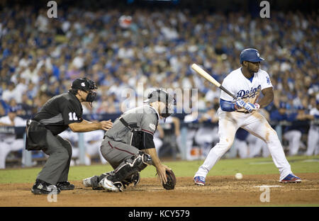 Los Angeles, California, USA. Il 7 ottobre, 2017. Los Angeles Dodgers (66) Yasiel Puig durante il gioco 2 del NLDS contro l'Arizona Diamondbacks su 07 ottobre 2017, presso il Dodger Stadium di Los Angeles, California. Los Angeles Dodgers ha vinto il gioco 8-5.ARMANDO ARORIZO. Credito: Armando Arorizo/Prensa Internacional/ZUMA filo/Alamy Live News Foto Stock