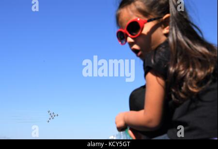 San Francisco, Stati Uniti. 7 ottobre 2017. Una ragazza guarda lo spettacolo aereo delle attività annuali della Fleet Week a San Francisco, negli Stati Uniti, il 7 ottobre 2017. Crediti: Wu Xiaoling/Xinhua/Alamy Live News Foto Stock