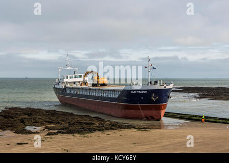 Margate, Regno Unito. 8 Ottobre, 2017. Barbudan contrassegnato 75 metri di nave da carico generale di Islay Trader, che trasportava un carico di rottura del vetro secondo come riferito ha trascinato e di ancoraggio si è arenata intorno alle 3 del mattino di domenica mattina.it si siede spiaggiata entro i piedi di Antony Gormeys IRON MAN di scultura.Eforts sarà reso sullato prossima alta marea per rimettere in circolazione il recipiente con l'aiuto di un rimorchiatore da medway. Credito: ernie giordania/Alamy Live News Foto Stock