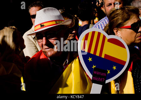 Barcellona, Spagna. 08 ott 2017. un anti-dimostratore separatista raccoglie in Barcellona contro il governo catalano e per l'unità della Spagna. Due giorni prima che il presidente catalano carles puigdemont apparirà al parlamento catalano per discutere sui risultati del referendum che era tenere domenica scorsa migliaia di persone hanno marciato contro la Catalogna indipendenza dalle strade di Barcellona. Credito: jordi boixareu/alamy live news Foto Stock