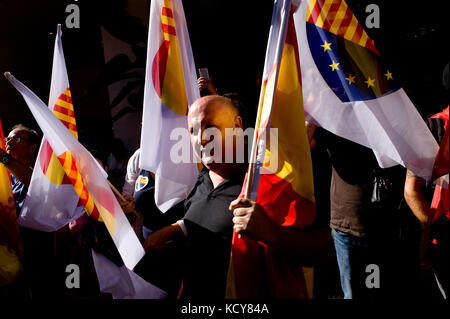 Barcellona, Spagna. 08 ott 2017. un anti-dimostratore separatista raccoglie in Barcellona contro il governo catalano e per l'unità della Spagna. Due giorni prima che il presidente catalano carles puigdemont apparirà al parlamento catalano per discutere sui risultati del referendum che era tenere domenica scorsa migliaia di persone hanno marciato contro la Catalogna indipendenza dalle strade di Barcellona. Credito: jordi boixareu/alamy live news Foto Stock