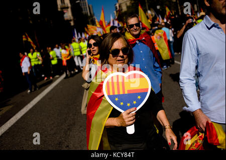 Barcellona, Spagna. 08 ott 2017. anti-separatisti dimostranti si riuniscono a Barcellona contro il governo catalano e per l'unità della Spagna. Due giorni prima che il presidente catalano carles puigdemont apparirà al parlamento catalano per discutere sui risultati del referendum che era tenere domenica scorsa migliaia di persone hanno marciato contro la Catalogna indipendenza dalle strade di Barcellona. Credito: jordi boixareu/alamy live news Foto Stock