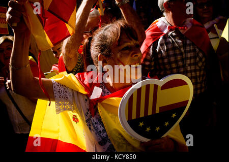 Barcellona, Spagna. 08 ott 2017. un anti-dimostratore separatista raccoglie in Barcellona contro il governo catalano e per l'unità della Spagna. Due giorni prima che il presidente catalano carles puigdemont apparirà al parlamento catalano per discutere sui risultati del referendum che era tenere domenica scorsa migliaia di persone hanno marciato contro la Catalogna indipendenza dalle strade di Barcellona. Credito: jordi boixareu/alamy live news Foto Stock