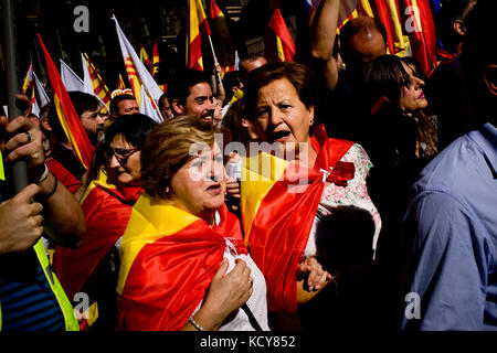 Barcellona, Spagna. 08 ott 2017. anti-separatisti dimostranti si riuniscono a Barcellona contro il governo catalano e per l'unità della Spagna. Due giorni prima che il presidente catalano carles puigdemont apparirà al parlamento catalano per discutere sui risultati del referendum che era tenere domenica scorsa migliaia di persone hanno marciato contro la Catalogna indipendenza dalle strade di Barcellona. Credito: jordi boixareu/alamy live news Foto Stock