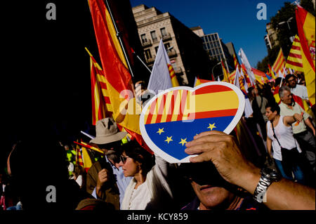 Barcellona, Spagna. 08 ott 2017. anti-separatisti dimostranti si riuniscono a Barcellona contro il governo catalano e per l'unità della Spagna. Due giorni prima che il presidente catalano carles puigdemont apparirà al parlamento catalano per discutere sui risultati del referendum che era tenere domenica scorsa migliaia di persone hanno marciato contro la Catalogna indipendenza dalle strade di Barcellona. Credito: jordi boixareu/alamy live news Foto Stock