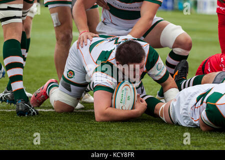 Alun Walker segna una meta, Ealing Trailfinders contro Jersey Reds in una partita del Greene King IPA Championship a Castle Bar, Vallis Way, West Ealing, Londra, Inghilterra, il 7 ottobre 2017 punteggio finale 31-8 Credit: Lissy Tomlinson/Alamy Live News Foto Stock