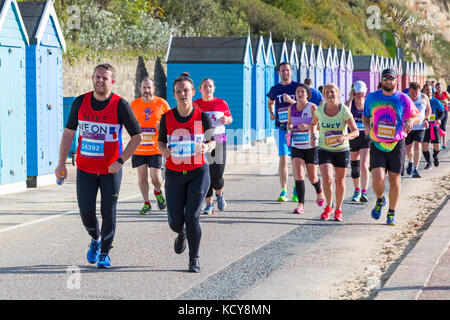 Bournemouth Dorset, Regno Unito. 8 Ott, 2017. Il giorno finale della Maratona di Bournemouth Festival prende il via con la maratona e mezza maratona. Mezza maratona come il tempo si fa più caldo e più soleggiato e temperature aumento. Credito: Carolyn Jenkins/Alamy Live News Foto Stock