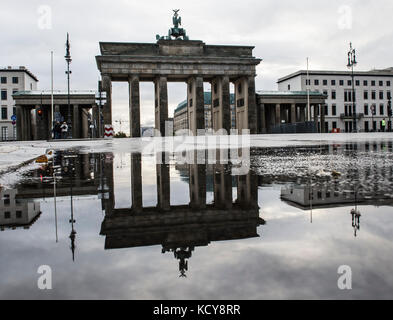 Berlino, Germania. 8 ottobre 2017. La porta di Brandeburgo si riflette in un enigma a Berlino, Germania, 8 ottobre 2017. Crediti: Paul Zinken/dpa/Alamy Live News Foto Stock