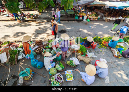 Flower vendor e fornitori di alimentare la vendita di prodotti a Hoi An mercato dell antica città di Hoi An, Quang Nam, Vietnam. Hoi An è riconosciuta come patrimonio mondiale Foto Stock