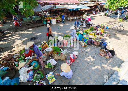 Flower vendor e fornitori di alimentare la vendita di prodotti a Hoi An mercato dell antica città di Hoi An, Quang Nam, Vietnam. Hoi An è riconosciuta come patrimonio mondiale Foto Stock