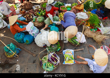 Flower vendor e fornitori di alimentare la vendita di prodotti a Hoi An mercato dell antica città di Hoi An, Quang Nam, Vietnam. Hoi An è riconosciuta come patrimonio mondiale Foto Stock