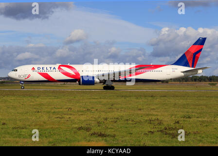 Stoccarda/Germania settembre 29, 2017: delta boeing 767 all'aeroporto di Stoccarda. Foto Stock