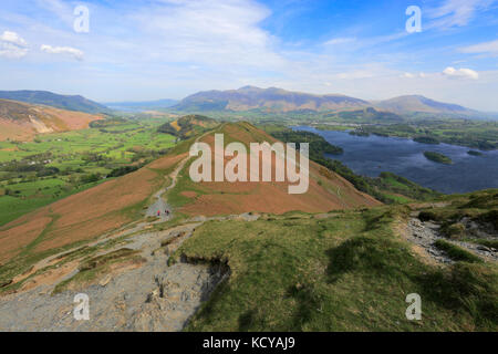 Vista su Catbells cadde, lago e Derwentwater, Parco Nazionale del Distretto dei Laghi, Cumbria County, Inghilterra, Regno Unito. Catbells caduto è uno dei 214 Wainwright Foto Stock