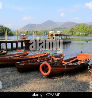 Estate, Giugno, Luglio, le imbarcazioni da diporto su Derwentwater, Keswick Town, Parco Nazionale del Distretto dei Laghi, Cumbria County, England, Regno Unito Foto Stock