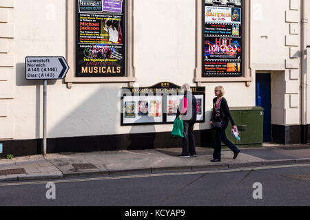 Una donna guarda al poster sulla parete di beccles pubblico e sala teatro, BECCLES, SUFFOLK, Regno Unito Foto Stock