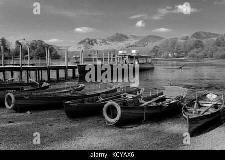 Estate, Giugno, Luglio, le imbarcazioni da diporto su Derwentwater, Keswick Town, Parco Nazionale del Distretto dei Laghi, Cumbria County, England, Regno Unito Foto Stock