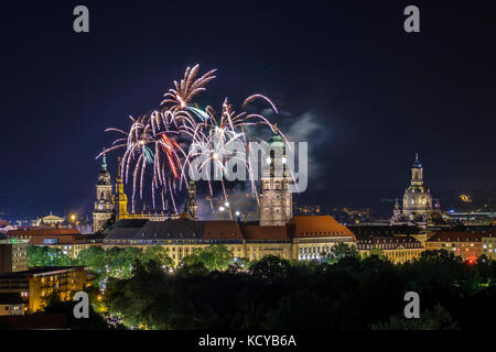 Vista aerea sui fuochi d'artificio illuminare la parte vecchia della città con la chiesa di Nostra Signora Foto Stock