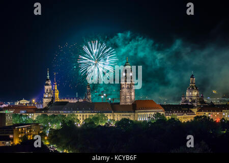 Vista aerea sui fuochi d'artificio illuminare la parte vecchia della città con la chiesa di Nostra Signora Foto Stock