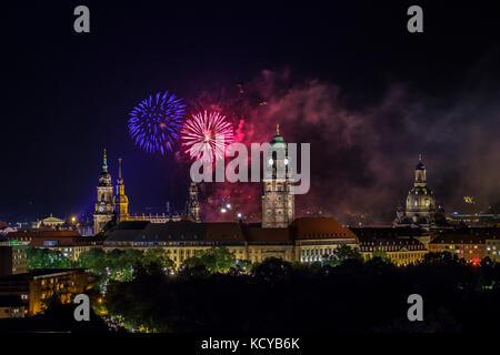 Vista aerea sui fuochi d'artificio illuminare la parte vecchia della città con la chiesa di Nostra Signora Foto Stock