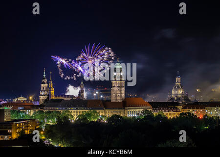 Vista aerea sui fuochi d'artificio illuminare la parte vecchia della città con la chiesa di Nostra Signora Foto Stock