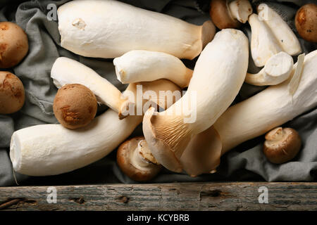 Ostrica fresca funghi in cassa di legno, prodotti alimentari al di sopra di Foto Stock