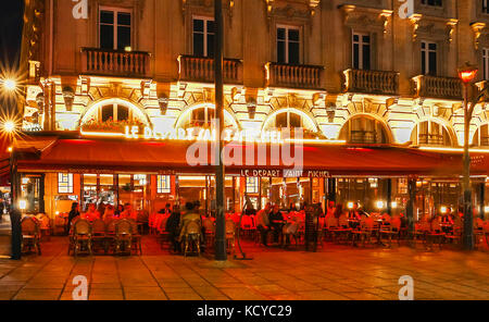 Il tradizionale caffè francese le parte di notte Saint Michel, Parigi, Francia. Foto Stock