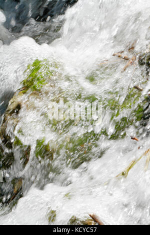 Torrente di acqua in cascata la rottura nelle rocce Foto Stock